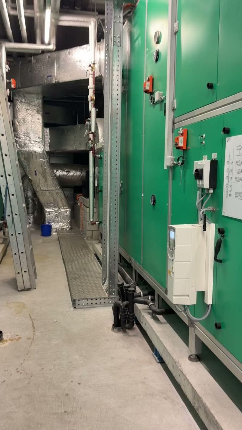 Lüftungsanlage in einem Technikraum